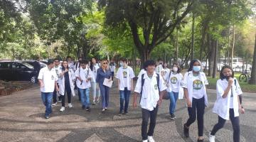 Alunos do programa Santos Jovem Doutor visitam Faculdade de Medicina da USP