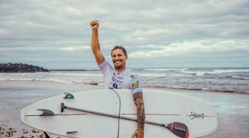 Surfista santista Leco Salazar vence campeonato mundial na Espanha