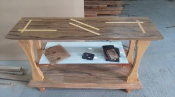 mesa de madeira reaproveitada. #paratodosverem