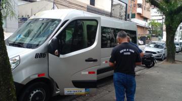 Dois veículos são multados por desrespeito à lei do turismo de um dia em Santos
