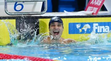 Nadador de equipe de natação de Santos é tetracampeão mundial de piscina curta