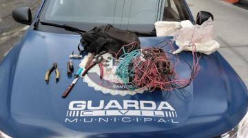 fios de cobre e ferramentas sobre uma viatura da guarda municipal. #paratodosverem