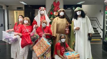 Reis Magos visitam maternidade de Santos e entregam presentes