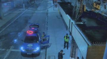 viatura e agentes da guarda municipal junto ao local do furto. #paratodosverem