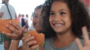 'Hamburgada do Bem' alegra sábado de centenas de crianças no Valongo, em Santos
