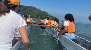 Alunos do Parquinho Tecnológico de Santos curtem dia especial de aprendizado em praia do Guarujá