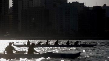 Santos e canoa havaiana: amor à primeira vista e pioneirismo marcam relação histórica