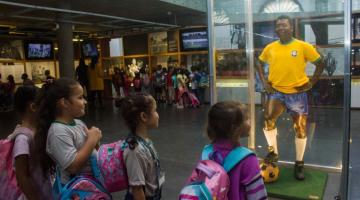 Museu Pelé, em Santos, recebe alunos de escola vicentina que leva o nome do rei