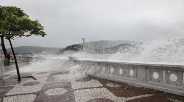 Mudança de tempo provoca pancadas de chuva e ondas de 3 metros em Santos