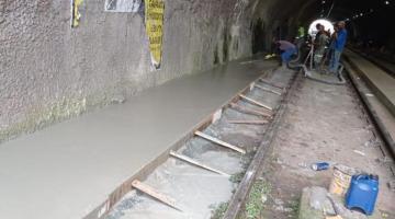 Trabalho que antecede instalação de barreiras é realizado no túnel do VLT em Santos 