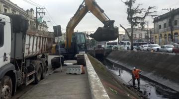 Em três dias, 20 toneladas de resíduos já foram retiradas em canal no Centro de Santos