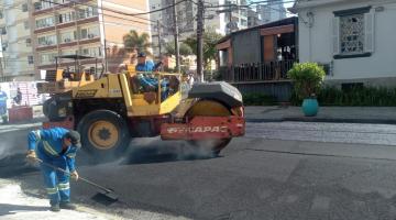 Via no Embaré começa a ser pavimentada em programa de melhoria de ruas de Santos