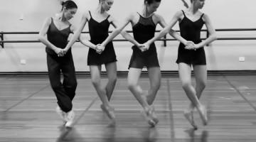 quatro bailarinas se movimentam nas pontas do pés e de mãos dadas. #paratodosverem 