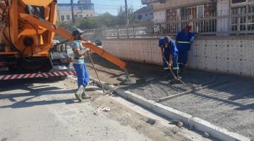 Mais uma rua do Saboó, em Santos, começa a ganhar novas calçadas 
