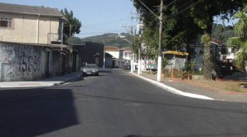 Revitalização de praça na Areia Branca, em Santos, avança após pavimentação do entorno