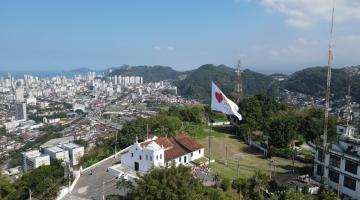Ação do Coração tem início com hasteamento de bandeira no Monte Serrat em Santos