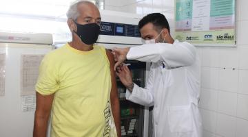 Levar o pai para vacinar é presente adiantado para o sábado em seis policlínicas de Santos