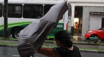 Santos tem previsão de vento forte e chuva no final de semana