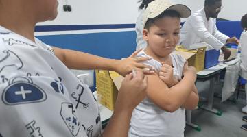 Mais 77 doses são aplicadas em vacinação em escola municipal de Santos