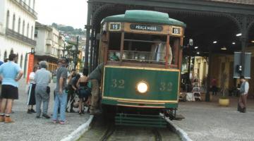 o bonde turístico parado na estação do valongo com passageiros entrando. #paratodosverem 