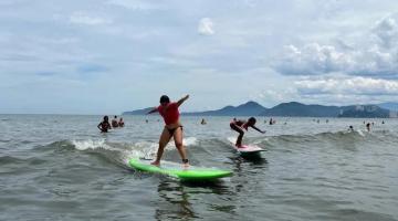 Projeto voluntário estimula coleta de resíduos em troca de surfe em praia de Santos