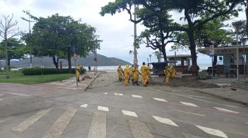 Limpeza na orla de Santos prossegue após a ressaca de quinta-feira