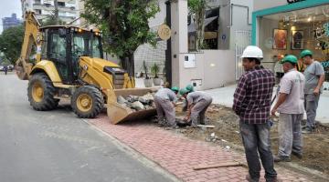 Empreiteira refaz calçada na Azevedo Sodré em desconformidade com projeto da Prefeitura de Santos