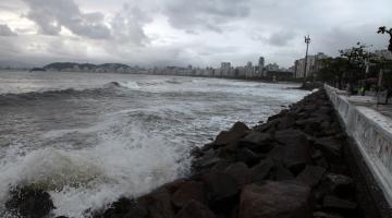 Santos tem previsão de chuva e alerta de ressaca para o feriadão