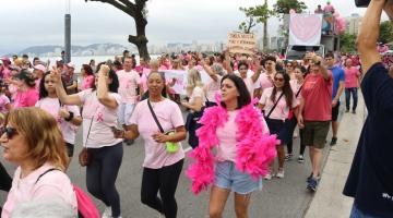 Outubro Rosa: caminhada leva mensagem de força e conscientização para a Ponta da Praia, em Santos.