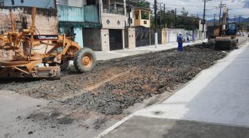Rua da Zona Noroeste de Santos começa a ganhar pavimentação mais resistente