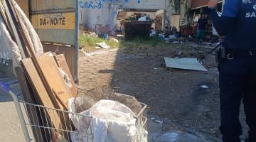 GCM de Santos flagra e autua morador por descarte irregular de lixo e entulho