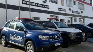 viatura da guarda e da policia paradas em frente a delegacia. #paratodosverem 