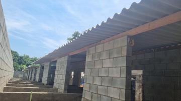 Avança a construção de novas baias para animais na Codevida em Santos