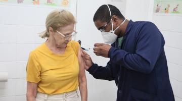 Mais de 800 pessoas são vacinadas contra a gripe no primeiro dia da campanha em Santos