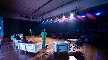 Mais de 500 profissionais participam de fórum estadual com dirigentes da educação em Santos