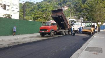 Mais uma via na Zona Noroeste de Santos começa a receber nova pavimentação