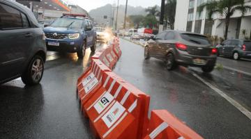 carros circulando por rua separados por defensas de plástico. #paratodosverem