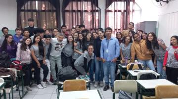 alunos reunidos na sala #paratodosverem 