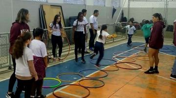 Estudantes de Santos se divertem em atividade da Semana Municipal do Brincar