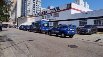 viaturas na porta da delegacia #paratodosverem 