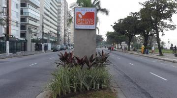 Totem na orla de Santos chama atenção para a Pinacoteca Benedicto Calixto