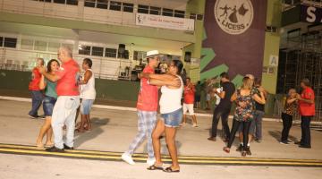 Baile retoma a alegria dos domingos na Zona Noroeste de Santos