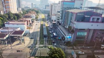Obras do VLT chegam a movimentado cruzamento de avenidas em Santos; confira as mudanças no trânsito