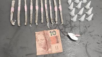 tubos de trogas e dinheiro dispostos sobre uma mesa. #paratodosverem 