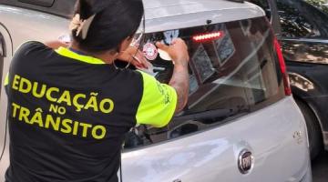 Blitz de adesivagem da Faixa Viva prossegue conscientização em vias de Santos