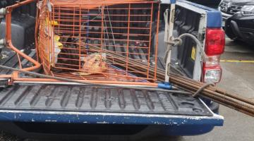 viatura da guarda municipal com carrinho na caçamba e barras de ferro que resultaram do furto. #paratodosverem 