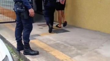 adolescente é levado por guardas #paratodosverem