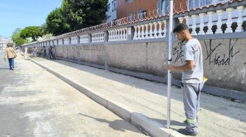 Construção de calçadas acessíveis beneficia novo trecho de bairro de Santos