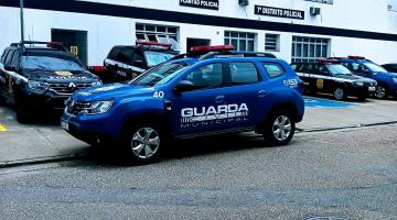 viatura da gcm parada diante de distrito policial. #paratodosverem 