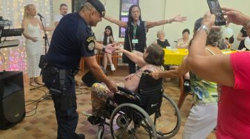 Projeto de cinoterapia do Canil da GCM Santos visita a Casa do Sol